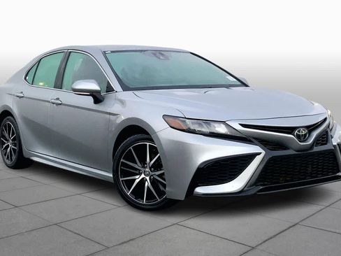 Used 2023 Toyota Camry SE image 2