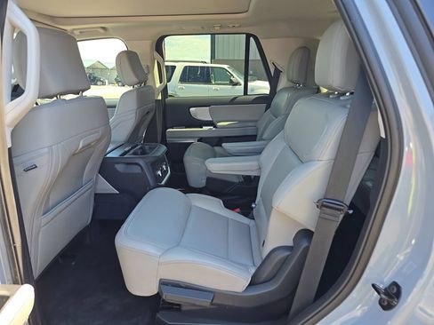 Used 2025 Ford Expedition Active AWD/4WD image 12