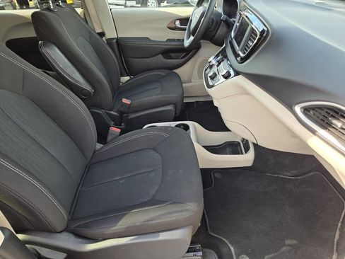 Used 2024 Chrysler Voyager LX FWD image 17