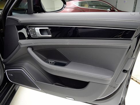 Used 2023 Porsche Panamera GTS image 36