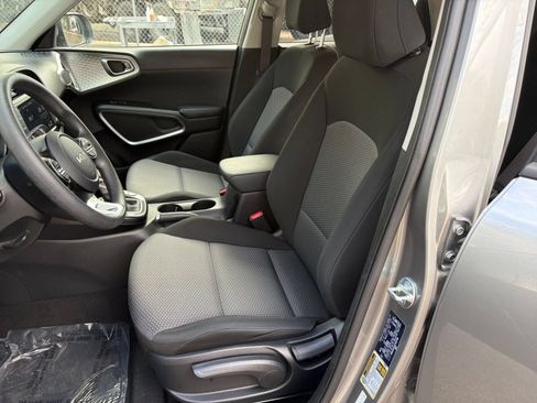 Used 2025 Kia Soul LX w/ LX Technology Package FWD image 22