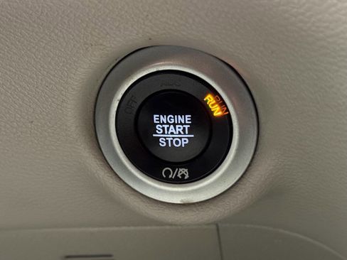 Used 2018 Chrysler Pacifica Touring-L FWD image 28