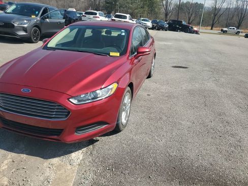 Used 2016 Ford Fusion SE image 2