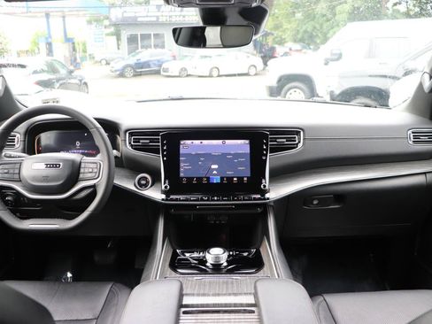 Used 2024 Jeep Wagoneer L Series II w/ Flexible Seating Group AWD/4WD image 18