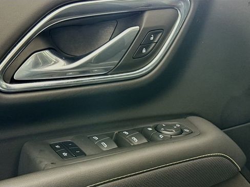 Used 2023 GMC Yukon XL SLT w/ SLT Luxury Package image 18