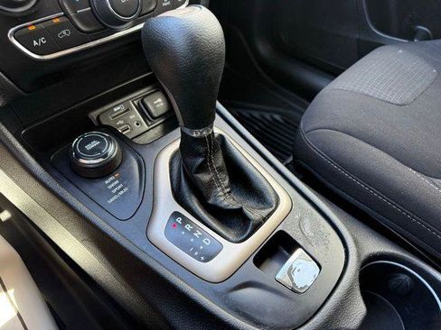 Used 2017 Jeep Cherokee Latitude w/ Cold Weather Group image 10