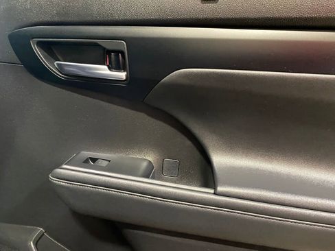 Used 2021 Toyota Highlander XLE image 24