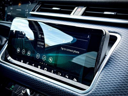 Used 2018 Land Rover Range Rover Velar R-Dynamic SE image 28