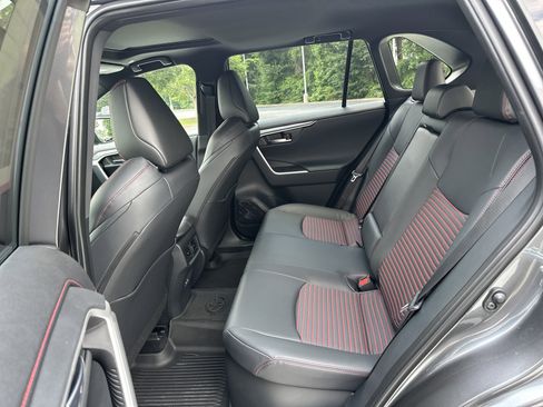 Used 2025 Toyota RAV4 XSE AWD/4WD image 31