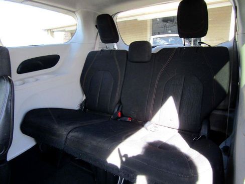 Used 2017 Chrysler Pacifica Touring FWD image 14