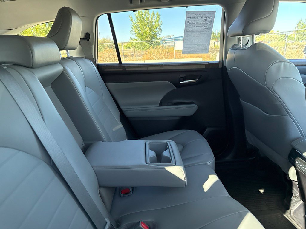 Used 2021 Toyota Highlander XLE AWD/4WD image 3
