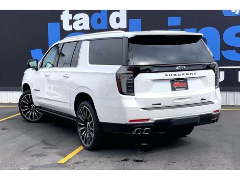 Used 2025 Chevrolet Suburban High Country AWD/4WD image 13