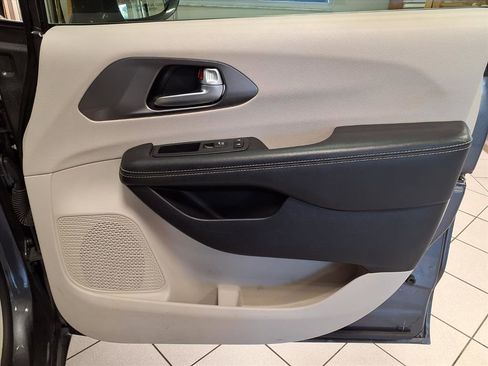 Used 2021 Chrysler Pacifica Touring-L w/ Uconnect Theater Family Group image 11