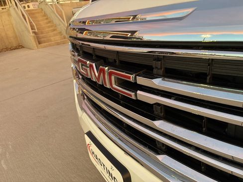 Used 2023 GMC Acadia SLE w/ Driver Convenience Package image 11