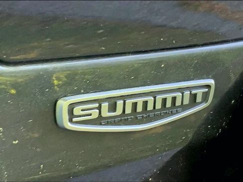 Used 2023 Jeep Grand Cherokee Summit AWD/4WD image 10