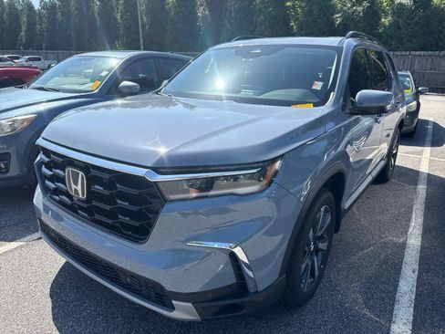 Certified 2025 Honda Pilot Touring image 2