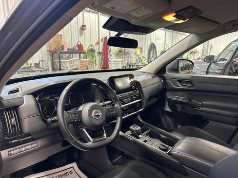 Used 2024 Nissan Pathfinder SV AWD/4WD image 10