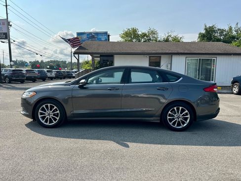 Used 2017 Ford Fusion SE w/ Fusion SE Technology Package FWD image 7