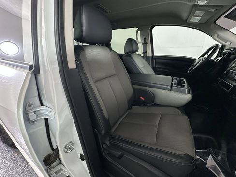 Used 2019 Nissan Titan S image 31