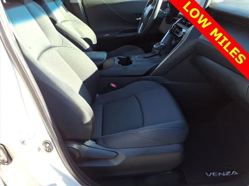 Used 2021 Toyota Venza LE w/ Carpet Mat Package (TMS) image 9