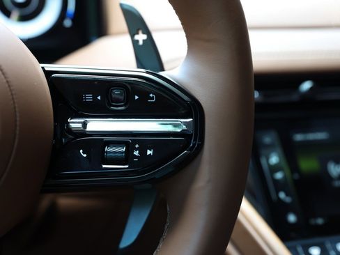 Used 2024 Aston Martin DB12 Convertible image 36