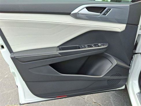 New 2025 Volkswagen Taos SEL image 10