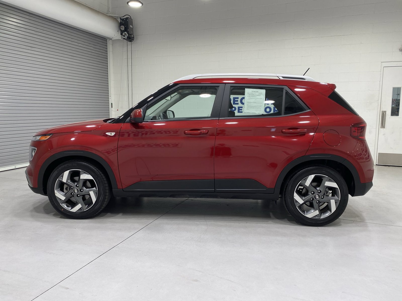 Used 2025 Hyundai Venue SEL FWD image 5