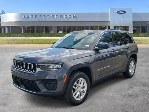 Used 2024 Jeep Grand Cherokee Laredo X image 2