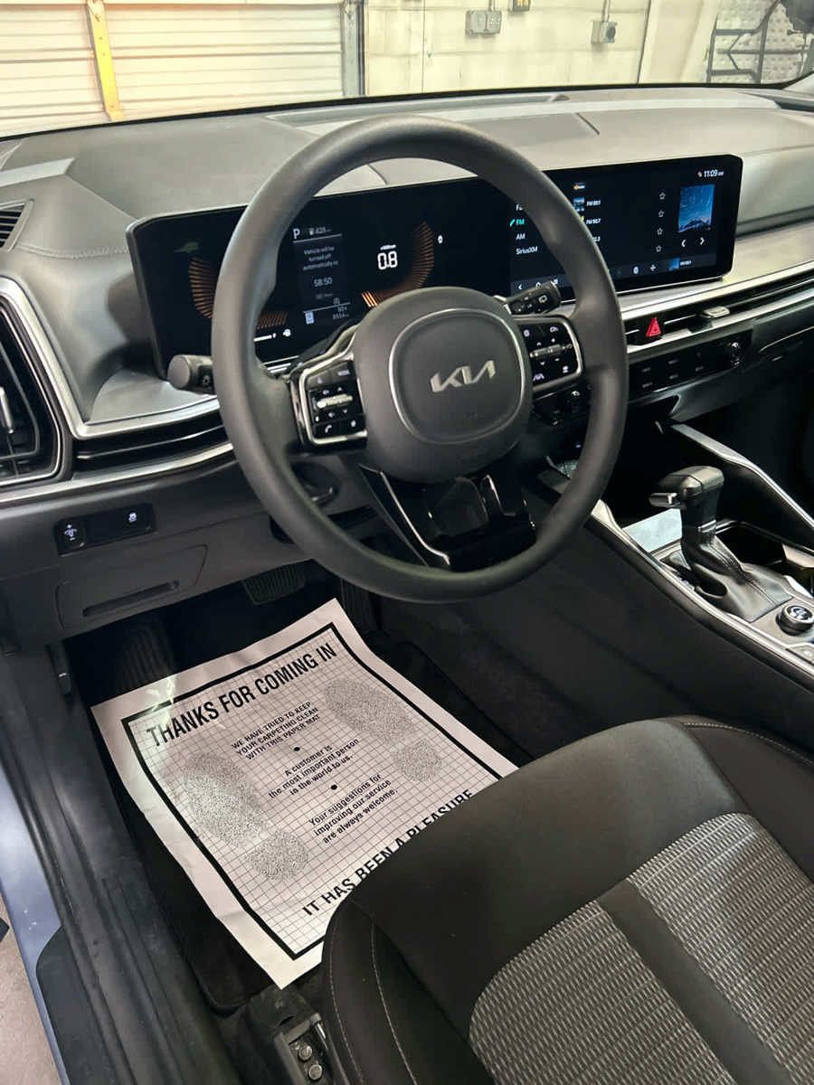 Used 2025 Kia Sorento LX FWD image 9