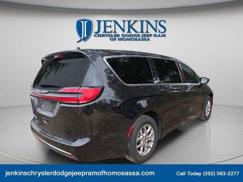 Certified 2024 Chrysler Pacifica Touring-L image 5