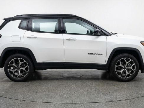 Used 2025 Jeep Compass Limited image 11