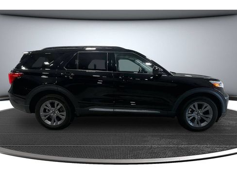 Used 2024 Ford Explorer XLT w/ Equipment Group 202A AWD/4WD image 14