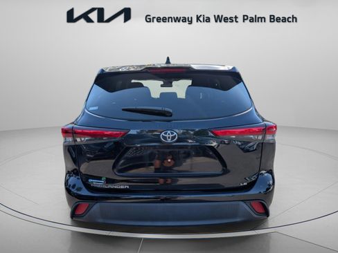 Used 2021 Toyota Highlander LE image 6