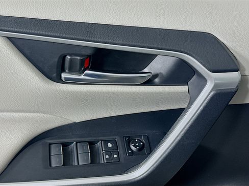 Used 2022 Toyota RAV4 XLE Premium image 15