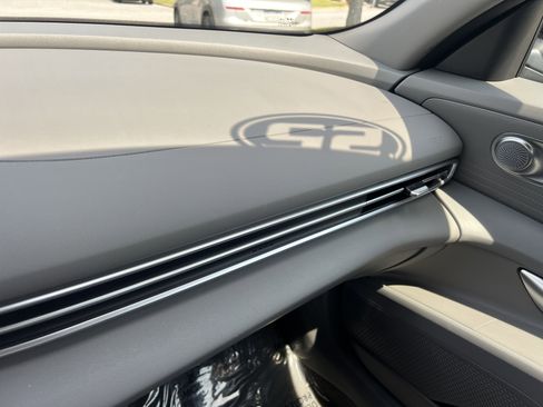 Used 2025 Hyundai Elantra SE image 37