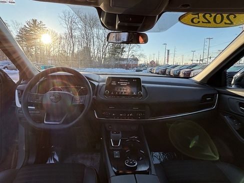 Used 2025 Nissan Rogue SV image 19
