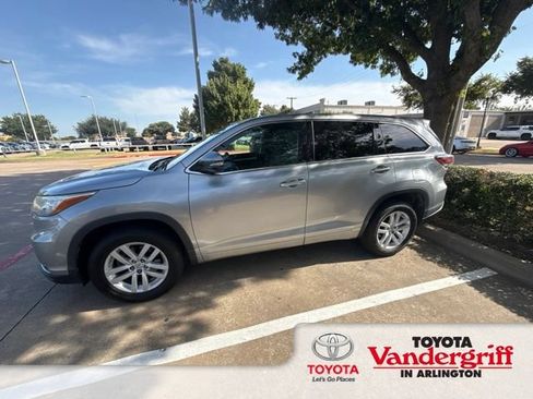 Used 2015 Toyota Highlander LE FWD image 1