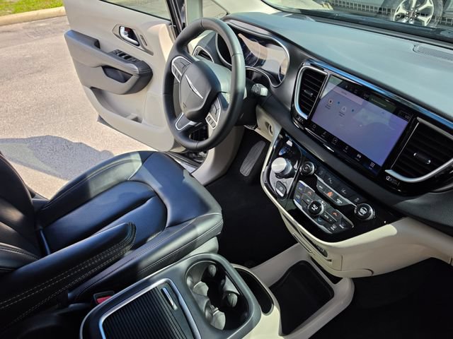 Used 2023 Chrysler Pacifica Touring-L FWD image 20