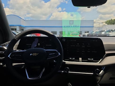 New 2026 Chevrolet Equinox LT w/ Convenience Package II FWD image 11