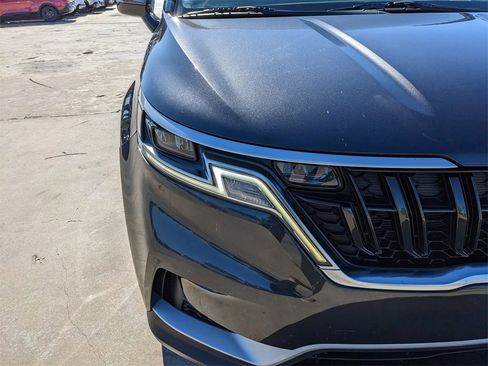 Certified 2022 Kia Carnival LX image 11