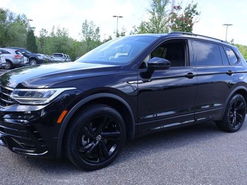 Certified 2023 Volkswagen Tiguan SE R-Line image 4
