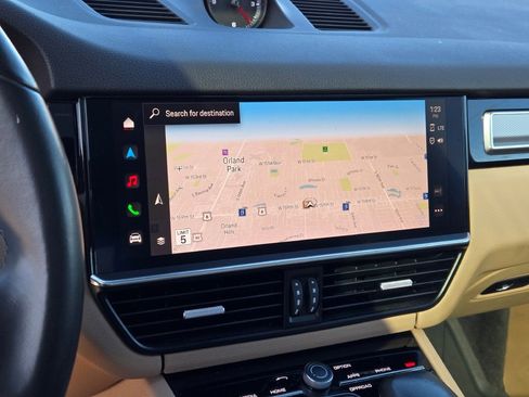 Certified 2023 Porsche Cayenne Platinum Edition image 21