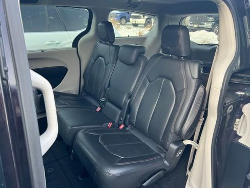 Used 2018 Chrysler Pacifica Touring-L Plus image 4