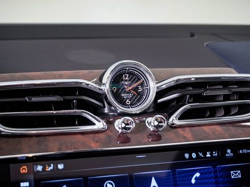 Used 2022 Bentley Bentayga AWD/4WD image 26