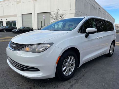 Used 2017 Chrysler Pacifica LX image 2