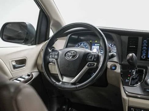 Certified 2019 Toyota Sienna XLE image 15
