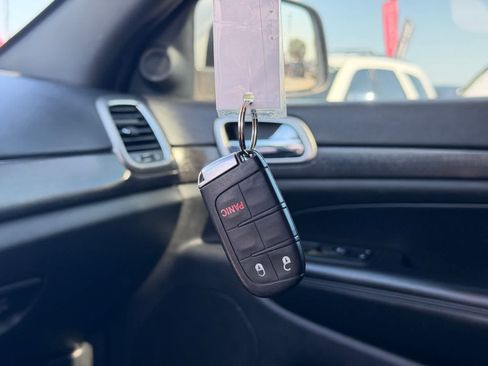 Used 2018 Jeep Grand Cherokee Laredo AWD/4WD image 31