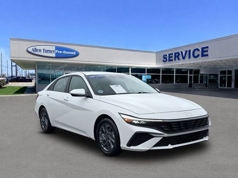Certified 2024 Hyundai Elantra SEL FWD image 2