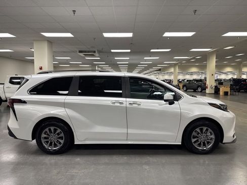 Used 2024 Toyota Sienna XLE image 8