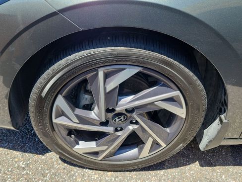 Used 2025 Hyundai Elantra Limited FWD image 4